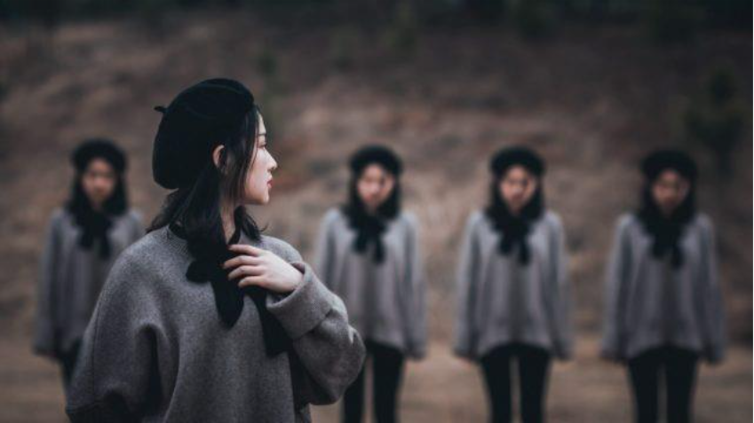 病棟を辞められない看護師の特徴をイメージした、同じ場所に立ち続ける女性たちの写真