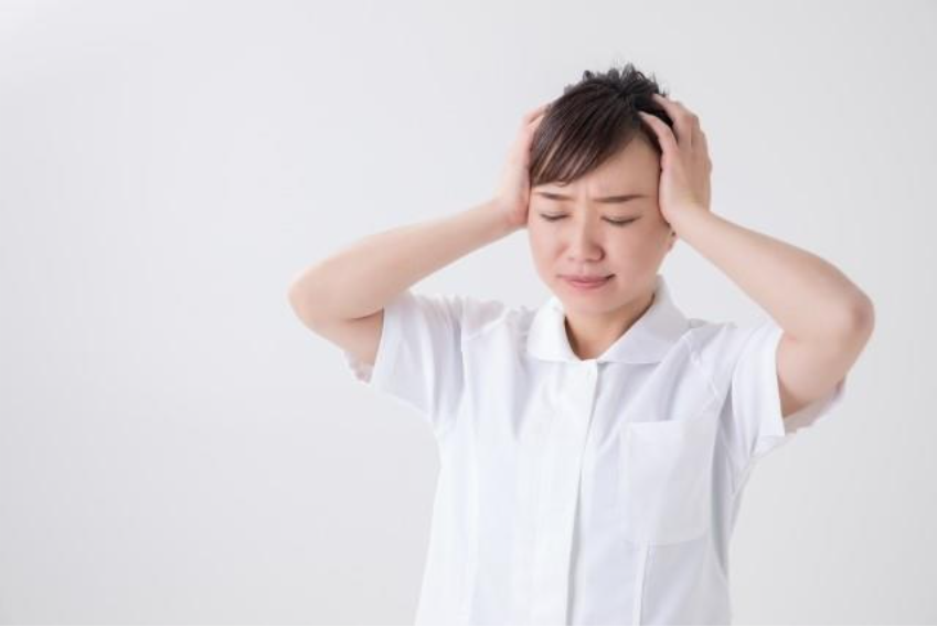 看護師が辞められない理由に悩む様子のイメージ写真