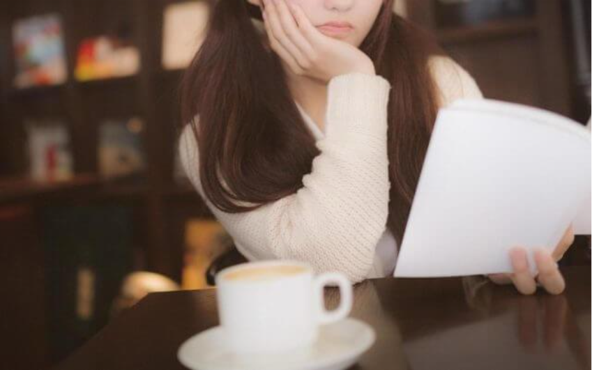 やりたい仕事が見つからない看護師が悩む様子