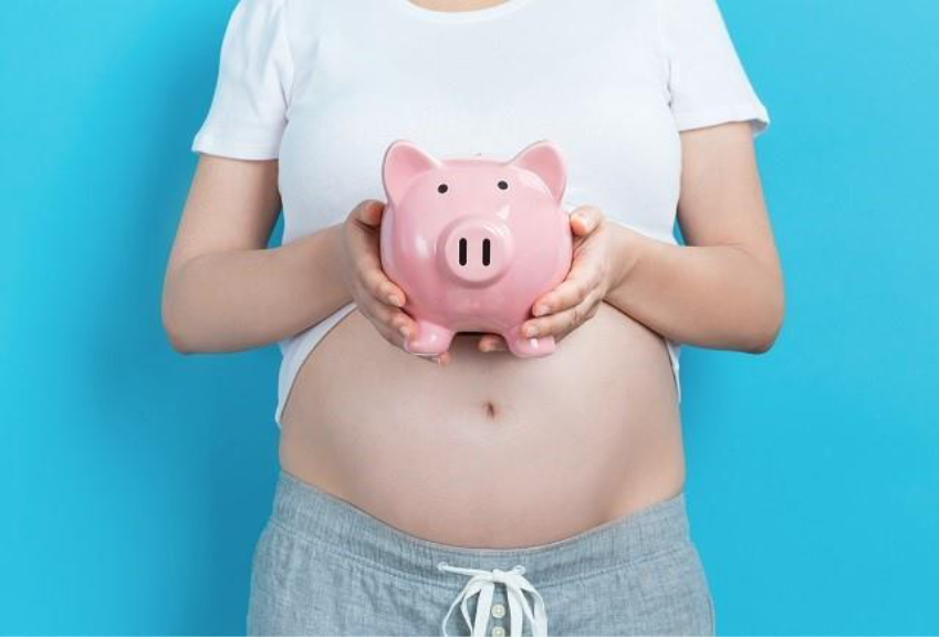 派遣で産休・育休中にもらえるお金と条件を説明する記事用イメージ(妊婦と貯金箱)