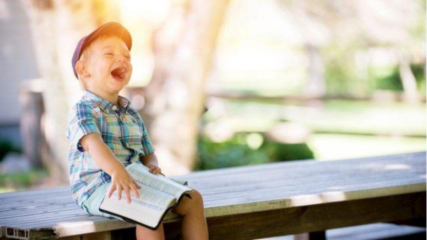 クリニック勤務のメリットを表すイメージ写真（笑顔の子供）