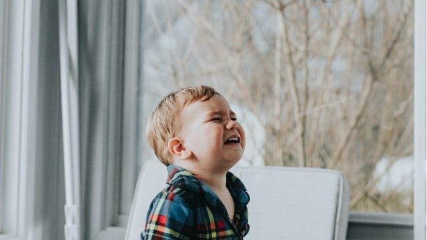 クリニック勤務のデメリットを表すイメージ（泣いている子供）