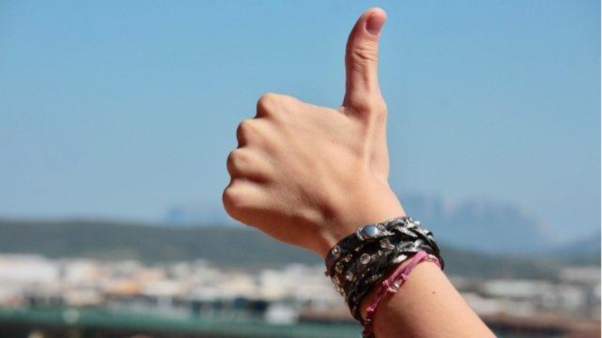 派遣でクリニック勤務を始めるのがおすすめというイメージ（親指を立てた写真）