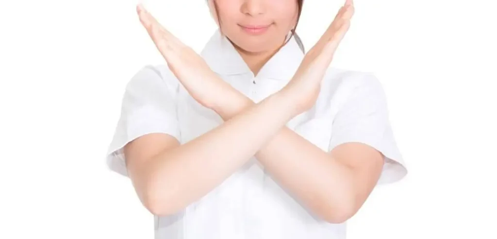 派遣看護師として働くときに知っておくべき4つのデメリットを示すイメージ。注意点や不安をイメージした写真