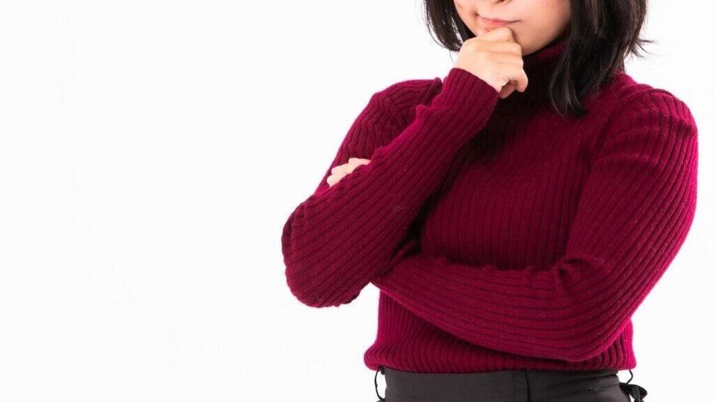 派遣看護師が社会保険に加入できる条件を考える女性