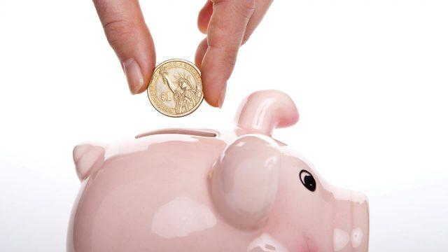 看護師の平均時給、平均月給の相場をイメージした貯金箱とコインの画像