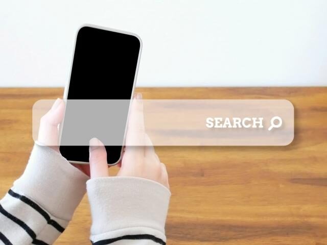 スマートフォンで求人情報を検索しているイメージ。転職活動で情報収集を徹底する様子