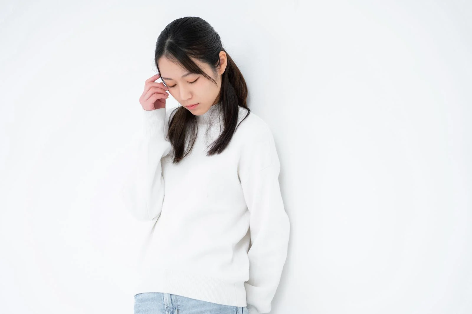 看護師の面接で顔が引きつる原因に悩む女性のイメージ写真