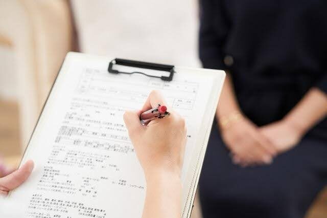 カウンセリングシートに記入する様子。アートメイク施術前の説明や流れをイメージした写真