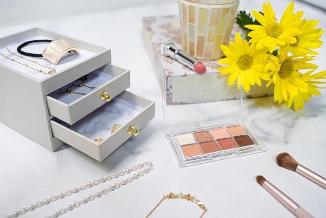 コスメやアクセサリーが並ぶテーブル。メディカルブロー2回目の施術を終えて気分が上がる様子をイメージした写真