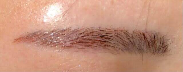 外の自然光で撮影した2回目施術後の右眉（自然で柔らかな印象）