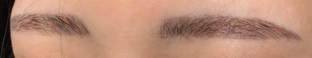 外の自然光で撮影した2回目施術後の眉（自然で柔らかな印象）