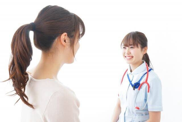 医師と話す女性。アートメイク後に実際にMRI検査を受けた体験を表すイメージ写真