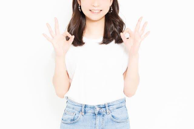 白い服の女性が笑顔でOKポーズをする様子。メディカルブローならMRI検査も安心できたというまとめのイメージ