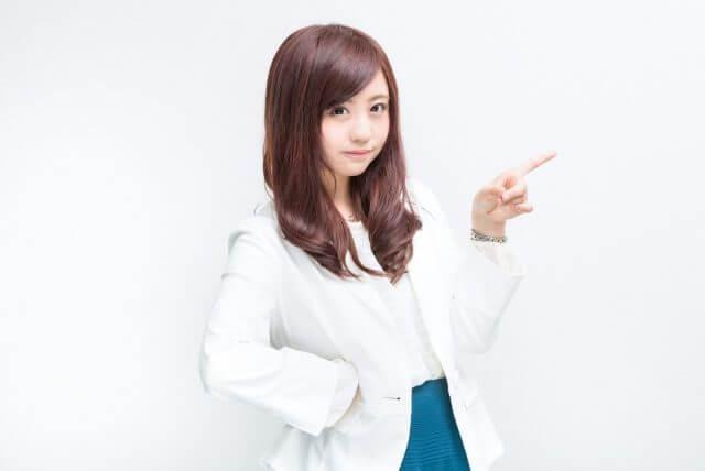 ダーマペン4の注意点やアフターケアを説明しているイメージの白衣の女性の写真