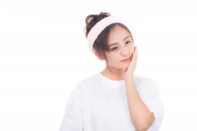 ダーマペン4が向いている人をイメージした、頬に手を当てて考えている女性の写真