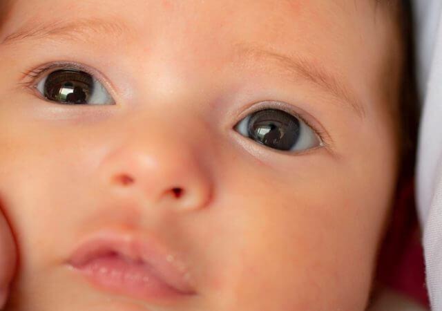 赤ちゃんの肌のアップ写真。ダーマペン4で目指したい赤ちゃんのようなつるんとした肌のイメージ