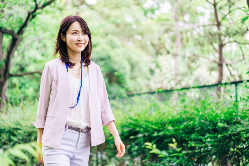 単発派遣を始めるならまず求人を見てみる（看護師が単発バイトを検討して一歩踏み出すイメージ）