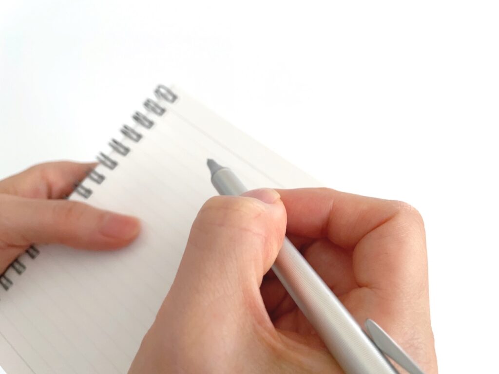 新人看護師が怖い先輩に萎縮していた頃を振り返るメモの手元