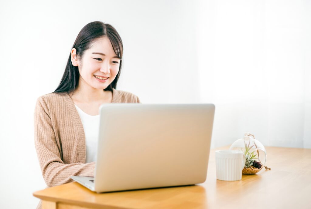 単発派遣の初回は入りやすい現場を選ぶのが安心（求人を見て勤務内容を確認する看護師のイメージ）