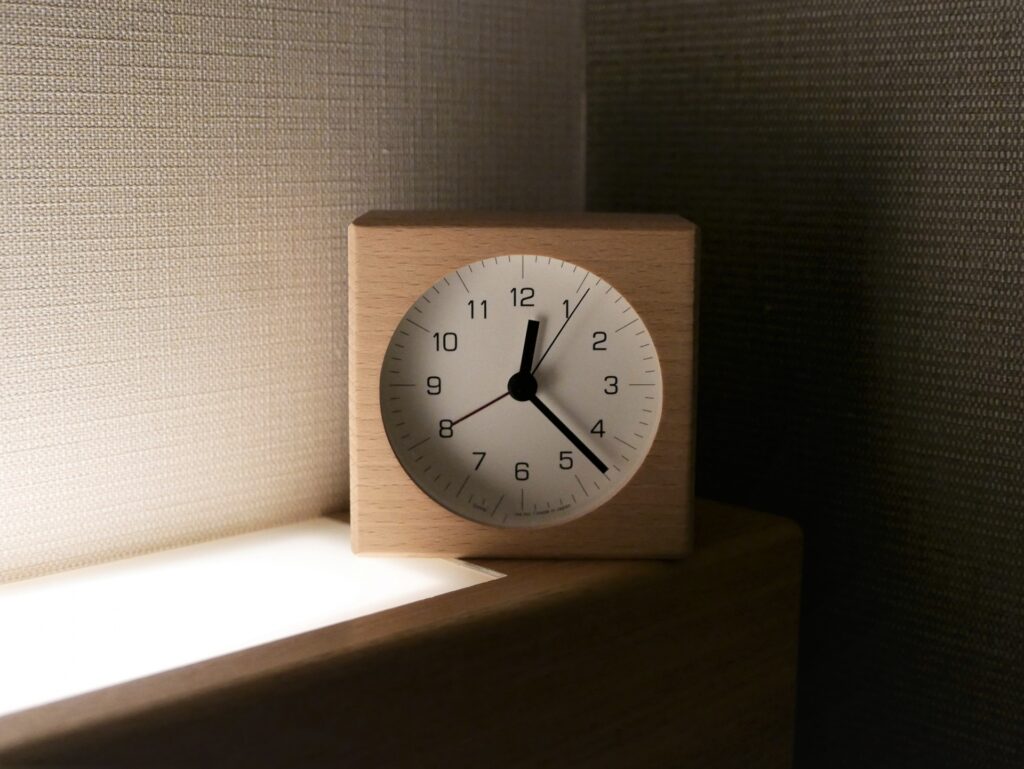 夜勤中の体調不良に悩む看護師が受診を考えるイメージ