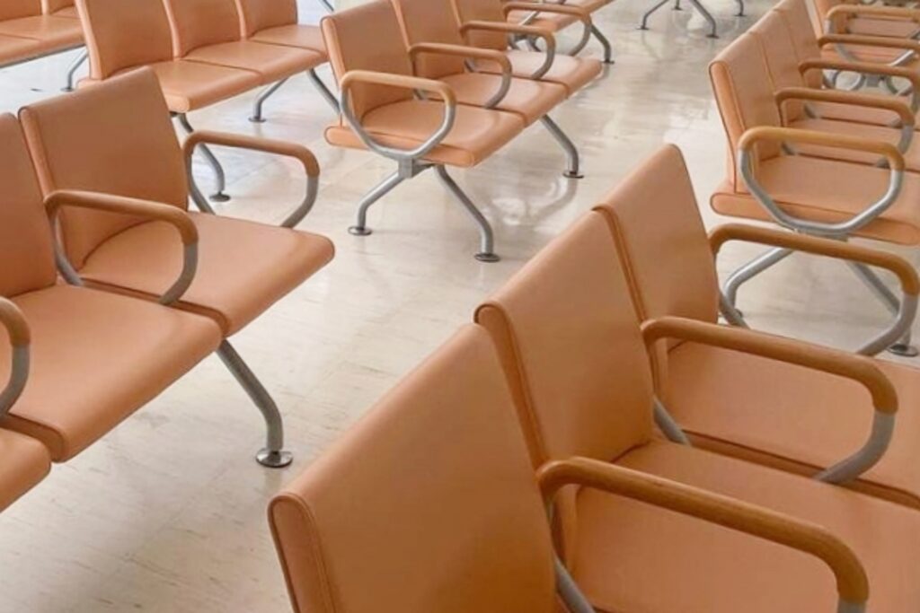健診センターの待合スペース（受診者用の椅子）