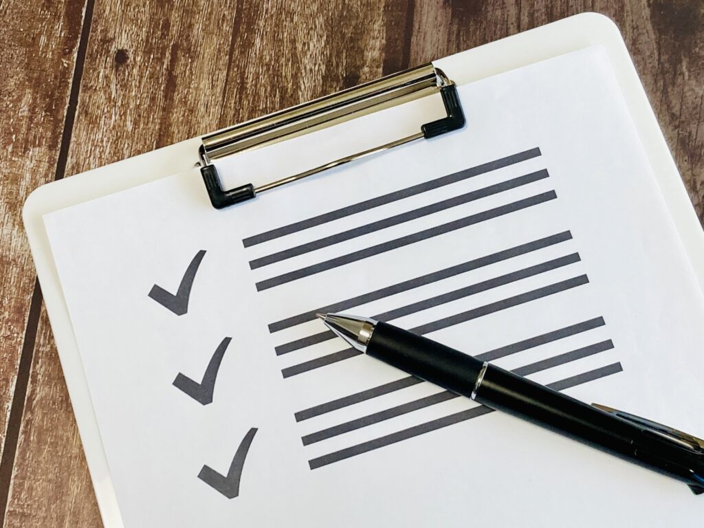 チェックリストとペンの写真（確認作業のイメージ）