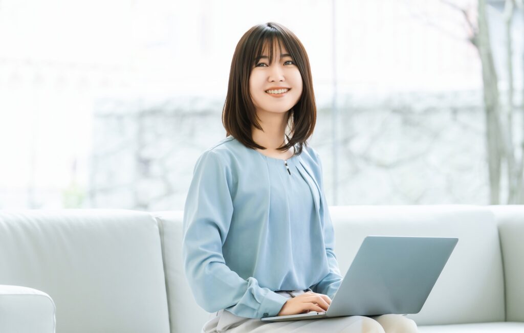 ノートパソコンで作業する女性(派遣の次の仕事を探す)